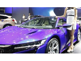 車展中經常能看到美女，但又沒有想過機械零部件加工能生產“車模美女”出來